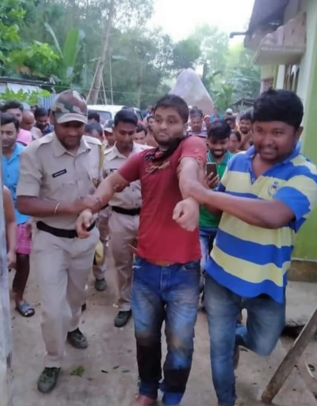 लिट्टन मियां को ले जाती पुलिस