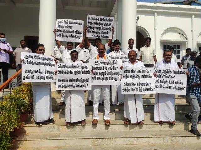 புதுச்சேரி சட்டப்பேரவை - எதிர்க்கட்சிகள் வெளிநடப்பு