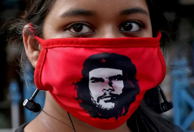 मास्क पहने एक महिला