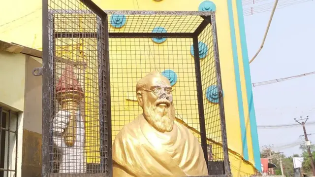 பெரியார் சிலை
