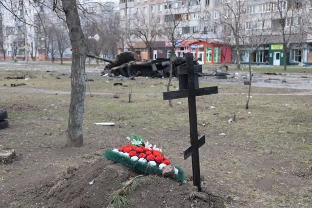 Могила во дворе дома в Мариуполе