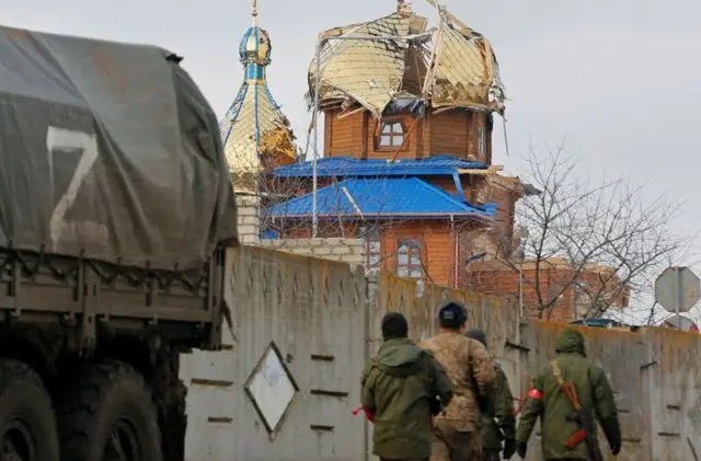 Wanajeshi wanaounga mkono Urusi wakishika doria karibu na kanisa huko Volnovakha, mashariki mwa Ukraine