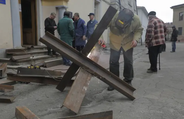 乌克兰民众在焊制阻止坦克的“铁刺猬”