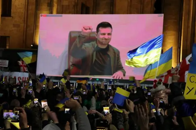 Tổng thống Zelensky phát biểu trước đám đông ở một số thành phố châu Âu