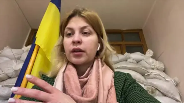 اولها استفانیشنیا، در اتاقی که با کیسه های شن محافظت شده بود