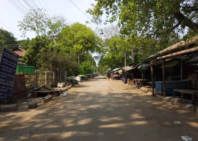 မြစ်ငယ်မီးရထားဝန်းအနီးနားက နေအိမ်တွေ