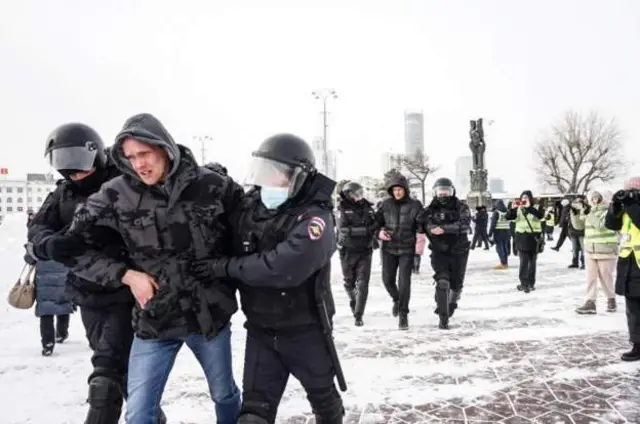 Yekaterinburg'da bir gösterici gözaltına alınıyor