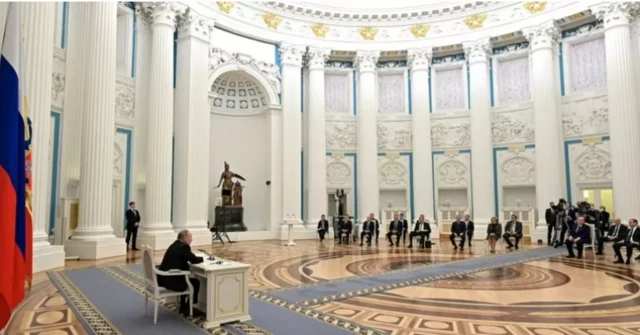 ইউক্রেনে আক্রমণের আগে, প্রেসিডেন্ট পুতিনের ৩০ সদস্যের নিরাপত্তা পরিষদ একটি অধিবেশন বসে।