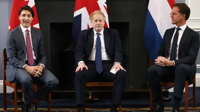 Các nhà lãnh đạo của Anh (giữa), Canada (trái) và Hà Lan (phải) đang họp ở London hôm 07/03