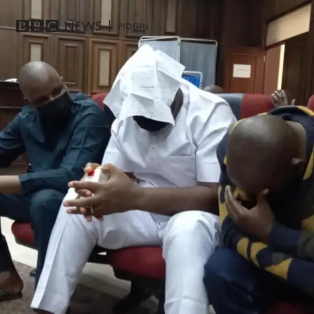 Abba Kyari tare da wasu jami'an 'yan sanda yayin da aka fara shari'arsu a Abuja