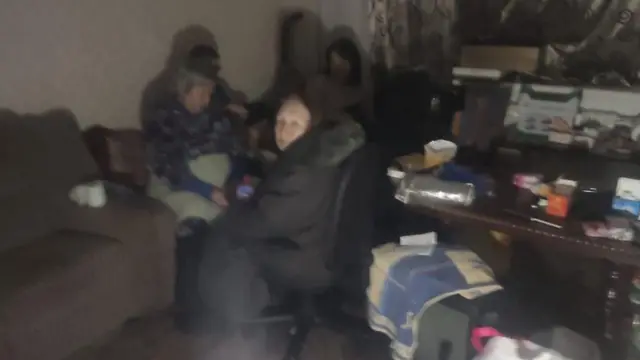Mariupol’da bir evde insanlar