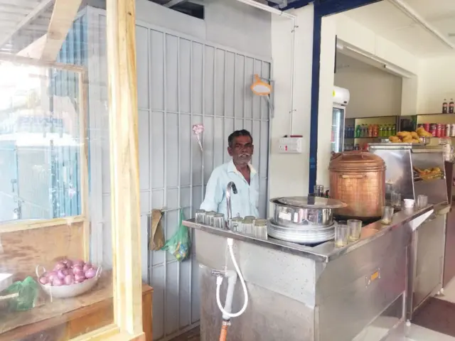 தமிழ்நாடு முதல்வர் கார் மீது தேநீர் கப்பை வீசிய டீ மாஸ்டர்