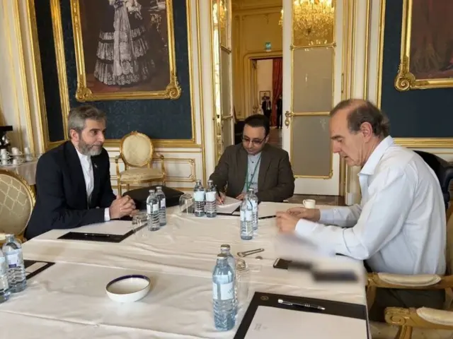 علی باقری کنی و انریکه مورا یکشنبه شب با یکدیگر گفتگو کرده بودند.