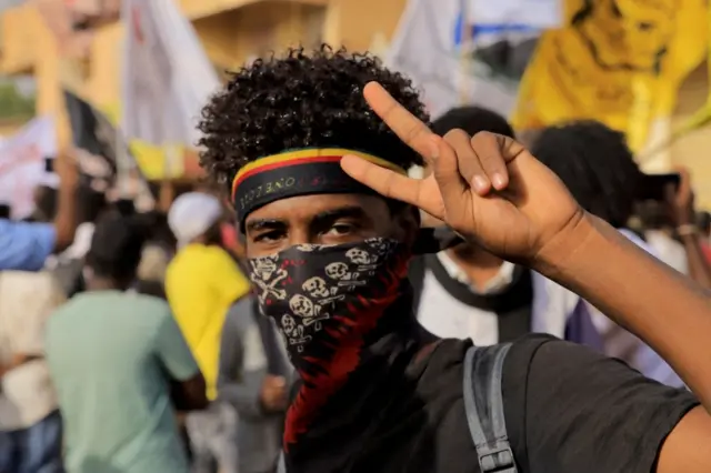 تشن السلطات الإنقلابية حملة قمع عقب الانقلاب استهدفت قيادات مدنية وناشطين مطالبين بالديموقراطية.