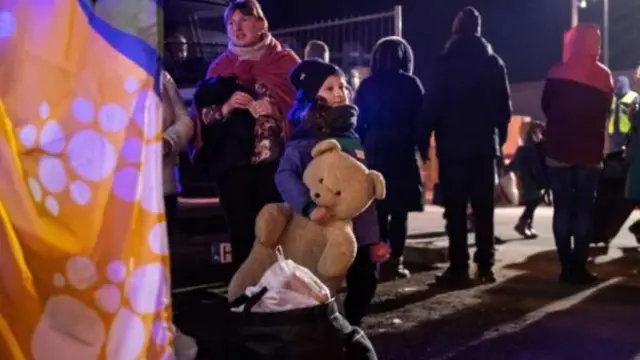 Wakimbizi wakiwasili Dorohusk kwenye mpaka wa Poland na Ukraine