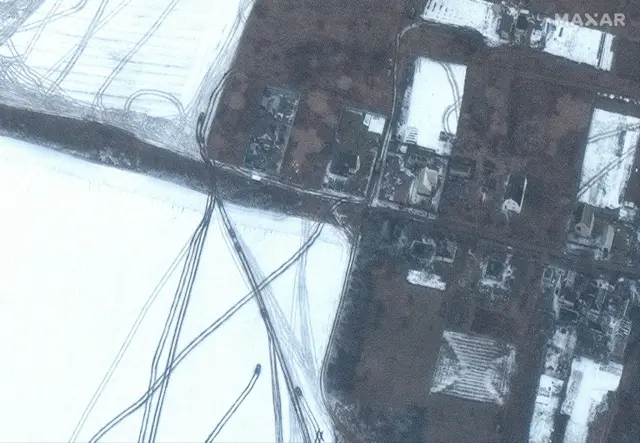 Угруповання бронетехніки в аеропорту "Антонов".