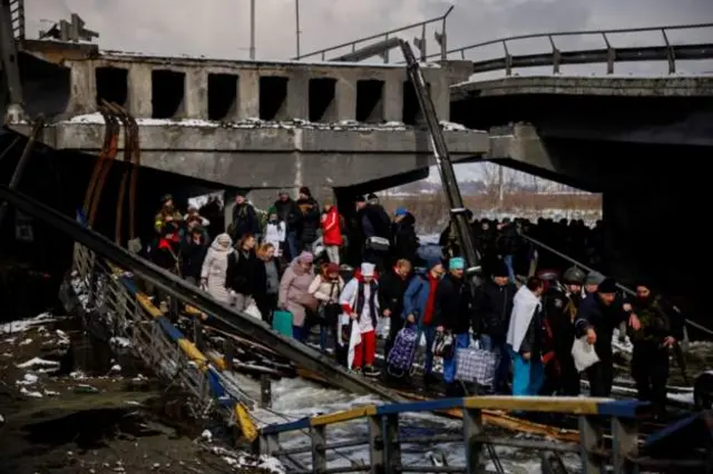 Pipo dey run comot from one city for Ukraine wey come under attack