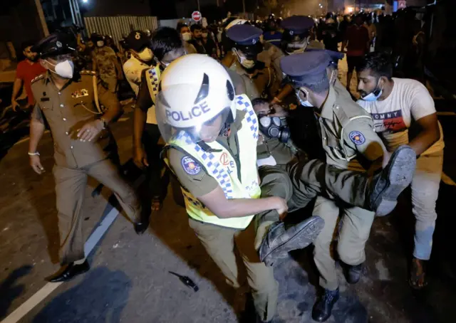 శ్రీలంక అధ్యక్షభవనాన్ని చుట్టుముట్టిన నిరసనకారులు