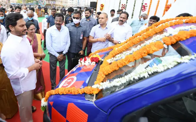 డాక్టర్ వైఎస్ తల్లి బిడ్డ ఎక్స్‌ప్రెస్‌ను ప్రారంభిస్తున్న ఆంధ్రప్రదేశ్ ముఖ్యమంత్రి వైఎస్ జగన్