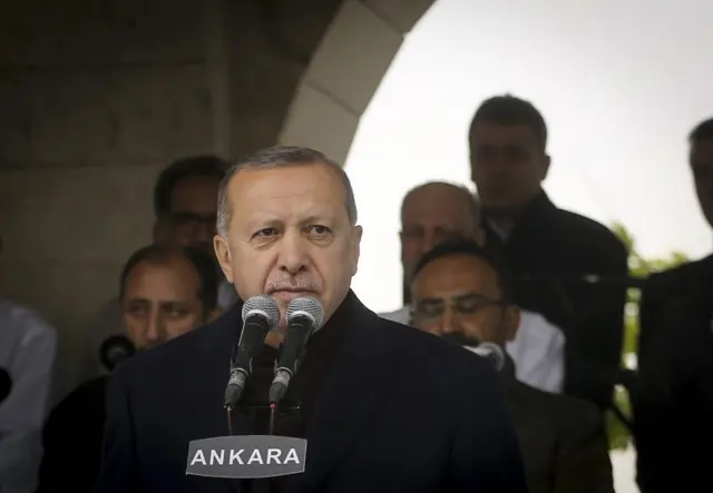 Cumhurbaşkanı Erdoğan camide konuşuyor