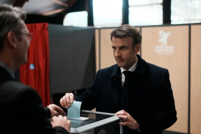 Shugaban Faransa Emmanual Macron lokacin da yake kaɗa ƙuri’arsa a mazaɓarsa da ke Le Touquet, arewacin Faransa.