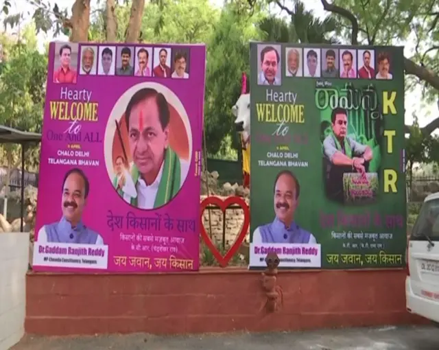 తెలంగాణ భవన్ వద్ద ఏర్పాటు చేసిన నిరసన ఫ్లెక్సీలు