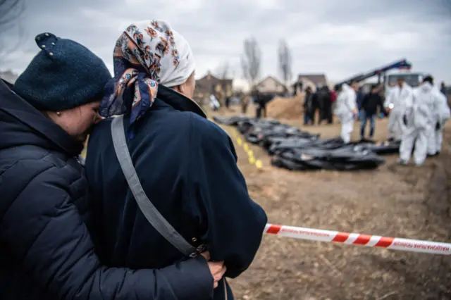 Buça'da sayılan ölümleri izleyen bir kadın