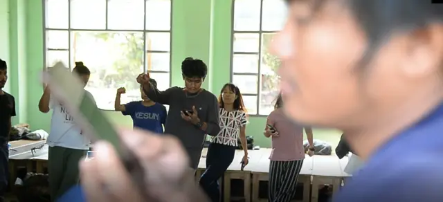 သံချပ်တိုက်နေတဲ့ ဒေါင်းတို့မျိုးဆက်သံချပ်အဖွဲ့၀င်တွေ