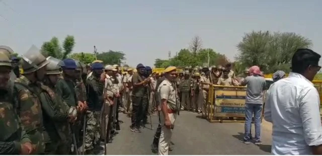 करौली जाने से रोकने के लिए पुलिस बल तैनात