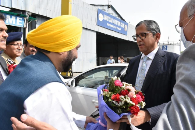 ਜਸਟਿਸ ਐੱਨਵੀ ਰਮੰਨਾ ਬੁੱਧਵਾਰ ਨੂੰ ਅੰਮ੍ਰਿਤਸਰ ਪਹੁੰਚੇ।
