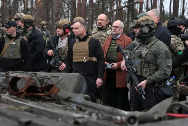 Президент Польши Анджей Дуда, премьер-министр Украины Денис Шмыгаль и президент Эстонии Алар Карис во время вивзита в Бородянку