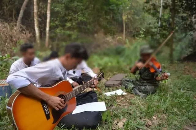 ပုံမှန်ဆို သင်္ကြန်ကာလမှာ မြို့ကြီးတွေအနှံ့ လှည့်လည်ဖျော်ဖြေတတ်တဲ့ ဒေါင်းတို့မျိုးဆက်သံချပ်အဖွဲ့ဟာ ဒီနှစ်မှာတော့ လွတ်မြောက်နယ်မြေထဲ လှည့်လှည်ဖျော်ဖြေနေကြပါတယ်။