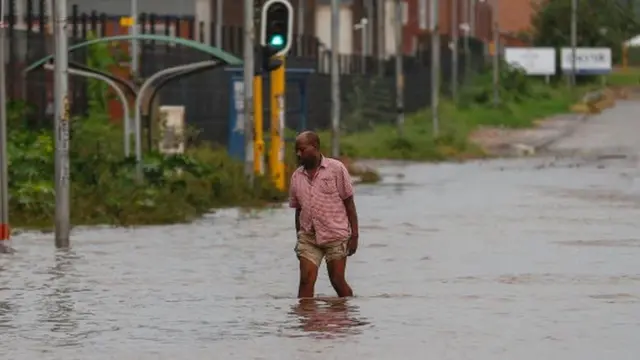 Barabara mjini Durban zimesombwa na maji