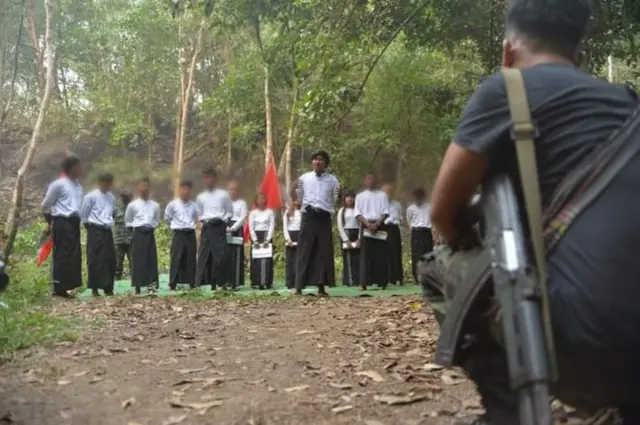 တောတွင်းရောက် ‌ဒေါင်းတို့မျိုးဆက် သံချပ်အဖွဲ့ရဲ့ သင်္ကြန်အကြိုနေ့တုန်းက ဖျော်ဖြေမှု