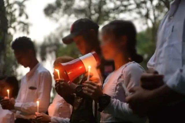 စစ်အာဏာသိမ်းမှုအောက် ဒုတိယအကြိမ်ကျရောက်တဲ့ အတာကာလကို တောတွင်းကျေးရွာတွေမှာ လှည့်လည်ဖျော်ဖြေနေပြီး ကျော်ဖြတ်နေကြတဲ့ ဒေါင်းတို့မျိုးဆက်သံချပ်အဖွဲ့