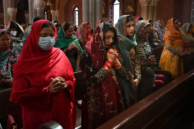 Mabiya addinin Kirista na addu’oin Easter a Cocin Cathedral a Lahore
