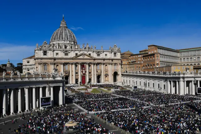 Fafaroma ya jagoranci addu’oin Easter a na ɗinbim mabiya a dandalin St. Peter a fadar Vatican