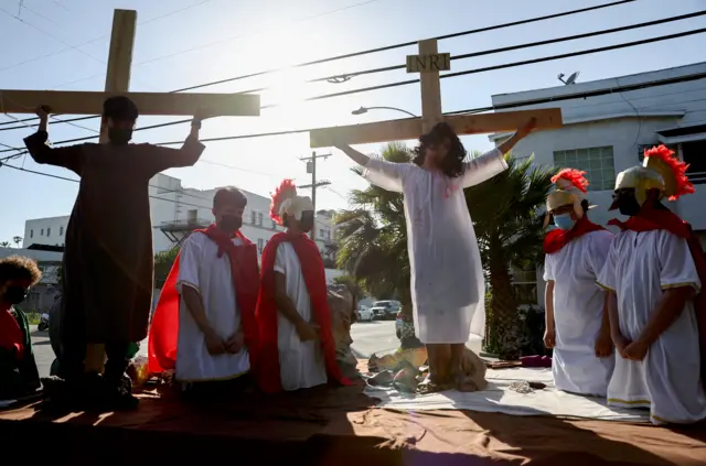 Mabiya ɗarikar Katolika a Los Angeles a Amurka na kwaikwayon yadda aka gicciye Yesu a ranar Juma’a