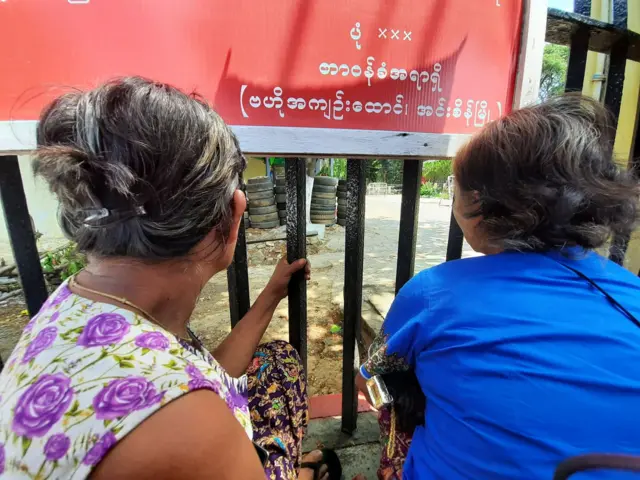 အင်းစိန်အကျဥ်းထောင်ရှေ့ ဒီမနက်စောင့်ဆိုင်းနေကြသူတွေ