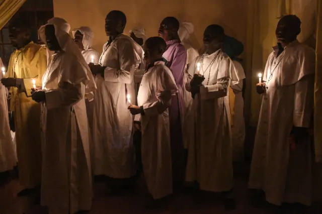 Wasu mabiya Kirista sun riƙe wuta lokacin addu’o’in Easter a tsakiyar dare a birnin Nairobi na Kenya