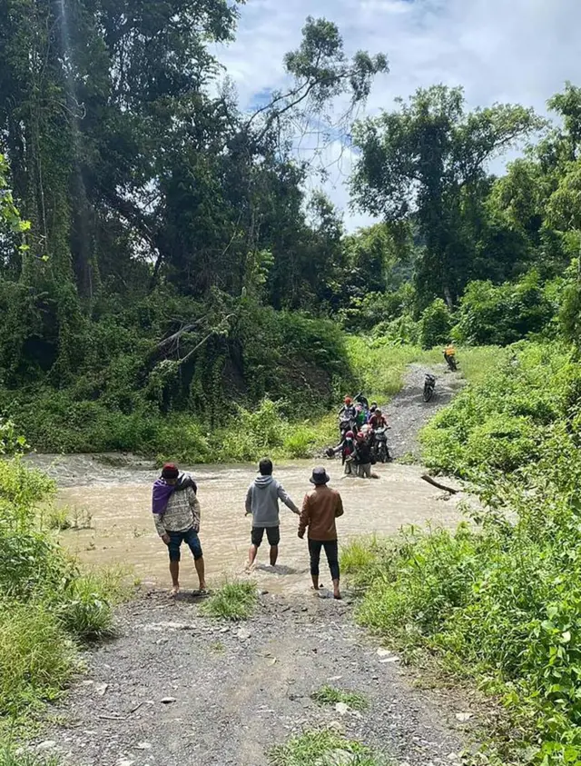 စစ်စ်ကောင်စီတပ်နဲ့ ဒေသကာကွယ်ရေးတပ်ဖွဲ့ဝင်တွေကြားက တိုက်ပွဲတွေကြောင့် ပြီးခဲ့တဲ့နှစ် စက်တင်ဘာလမှာ အိန္ဒိနိုင်ငံ နယ်စပ်ကို ထွက်ပြေးတိမ်းရှောင်ကြတဲ့ ချင်းလူမျိုးတွေ (ပုံဟောင်း)