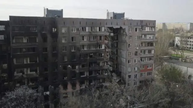 Поврежденный обстрелами жилой дом в Мариуполе