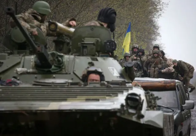 Украинские солдаты на бронетехнике в Харьковском регионе