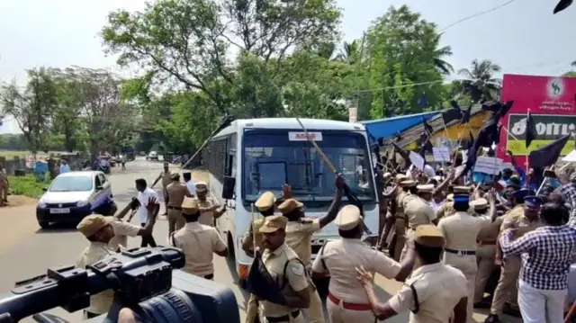 ஆளுநருக்கு எதிராக மன்னம்பந்தலில் போராட்டம்