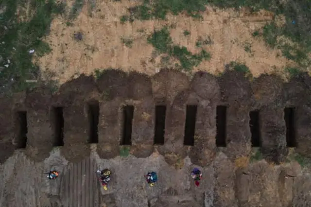 Makaburi mapya yaliyochimbwa yanaonekana huko Bucha