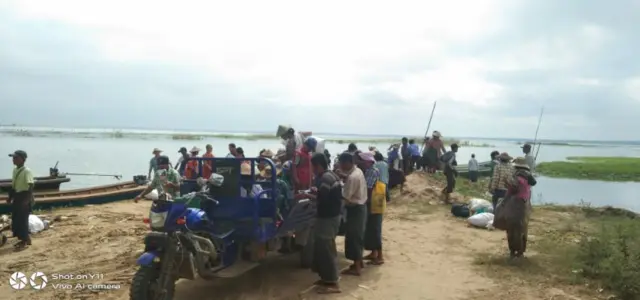 သဖန်းဆိပ်ဆည်တ၀ိုက်ကျေးရွာတွေက စစ်ရှောင်တွေ (ပုံဟောင်း)