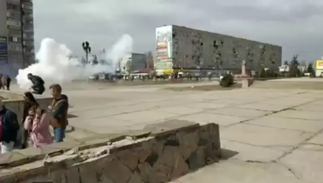 Разгон акции протеста в Энергодаре (кадр из видео, обнародованного компанией "Энергоатом"))