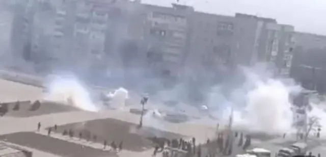 Rus güçleri Ukrayna’nın Enerhodar kasabasında protesto için toplanan insanlara müdahale etti