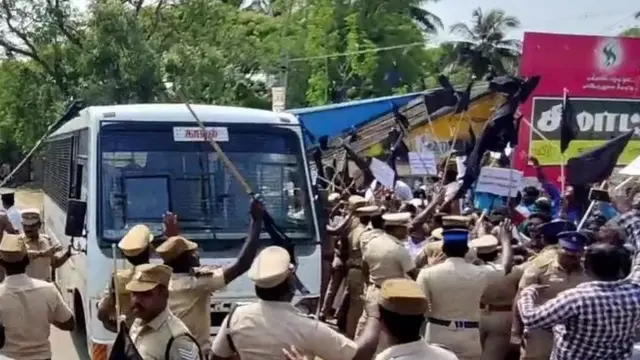ஆளுநருக்கு எதிராக ஆர்ப்பாட்டம்