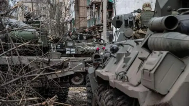 Російські танки у Маріуполі